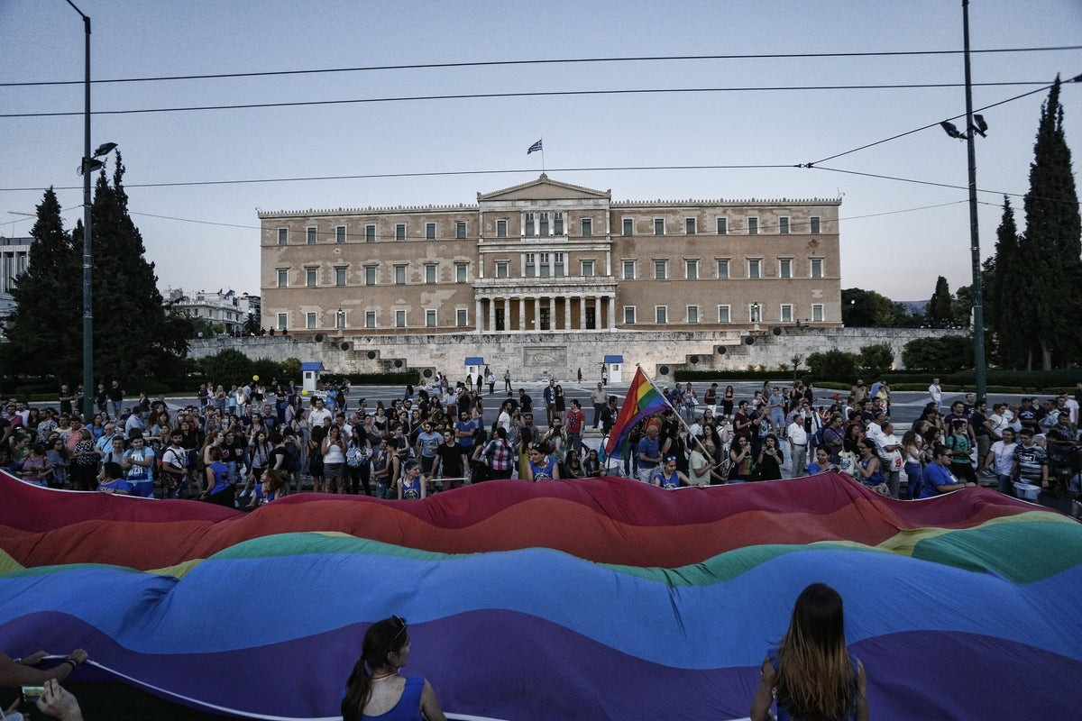 Παρέλαση ομοφυλοφίλων το Σάββατο στο Σύνταγμα με προκλητικές “διδαχές” περί Παιδείας! Όποιος έχει παιδεία όμως δεν αρέσκεται να επιδεικνύεται και να προκαλεί! Που είναι το “άλλο ήθος” που πρεσβεύουν οι….αδικημένοι ομοφυλόφιλοι;